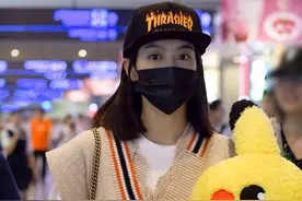 宋茜素颜抱玩偶机场卖萌，但是这搭配实在看不懂，衣服领子被撕了图片