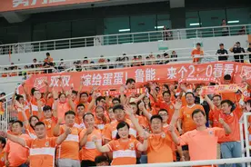 组图∣鲁能球迷亚冠看台求婚甜蜜拥吻，蛋蛋、双双狂虐单身狗图片