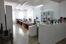 午休找男友吃饭，他公司同事打趣，我泼他一身果汁图片