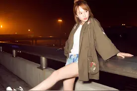 杨紫越来越会穿，潮范儿十足！网友吐槽：腿修的这么细，太假了！图片