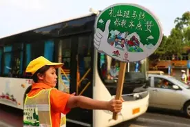 总要车主礼让斑马线，为何南宁就不能多建天桥、地下通道？930新闻眼图片