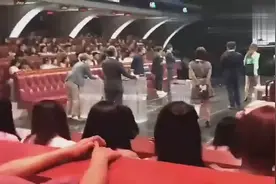 薛之谦扭屁股被台下粉丝尽收眼里，旁边郭雪芙背影成功抢镜视频封面
