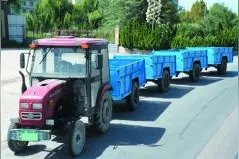 省道跑“火车”？是拖拉机拖着图片