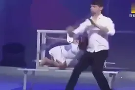 透明箱中人体互换的魔术揭秘视频封面