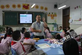 新学期！金渝学校数学老师用硬币魔术开启“第一课”图片