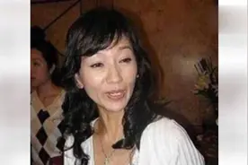 赵雅芝素颜照曝光！不老女神卸了妆原来和大妈没什么区别视频封面