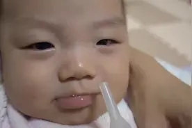 宝宝鼻塞有鼻涕，妈妈用吸食器吸鼻涕宝宝不乐意了视频封面