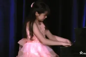 超萌中外混血天才小美女超快手速完美演奏钢琴［Amaze视频］图片