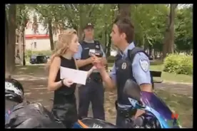 美女恶搞，亲一口就把你罚单撕了， 你敢亲么！视频封面