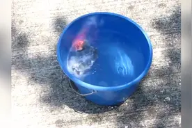 怪实验：把锂放入水中后，各种恐怖爆炸！小心手机电池！视频封面