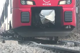 带你去看塞尔维亚铁路火车，超清拍摄火车经过铁轨时铁轨的状况视频封面