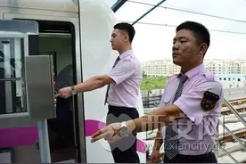 “跟着我左手右手一个慢动作” 有种工作一天要做4000次图片