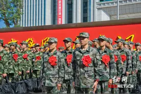 醴陵首批160余名新兵奔赴军营图片