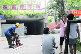 积水已抽干 “泡澡车”待理赔图片