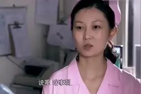 老头赖在医院里不走，护士拿超大号针筒过来，老头跑的比兔子还快视频封面