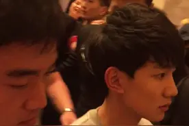 [TFBOYS][新闻]160912 王源下班路透笑容灿烂深夜小甜品图片