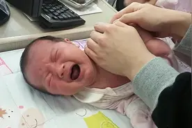 二个月大的宝宝打针，宝宝撕心裂肺的哭声，看着好心疼！视频封面