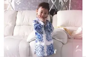 更靓了！甜馨穿高跟鞋旗袍 狗啃式刘海也能美美哒图片