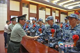 深圳首批250名新兵雨中奔赴军营 120人远赴新疆图片