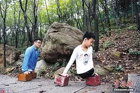 无腿少年双手登崂山图片