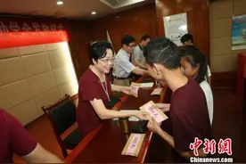 重庆红会发83万助学金 167名贫困学子受益图片