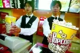 挺大肚，少女乔装变孕妇！ 啥眼神，一张门票进俩人！ 看点多，顶尖高手大对决！精彩尽在《郎闲芝麻盐》！图片