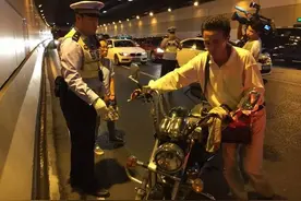 大整治这辆两轮摩托车居然无牌！无证！闯禁高架！结果......图片