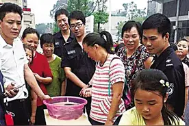 小区抓泥鳅比赛 小朋友中秋乐开花图片