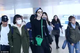 笑得这么甜心都化了！古力娜扎青春洋溢养眼 反戴球帽笑容醉人图片