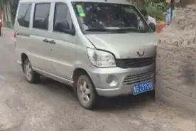 为了躲避车辆 面包车撞上石墩图片