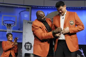 奥尼尔为姚明穿夹克 NBA名人堂发布会上不见艾弗森图片