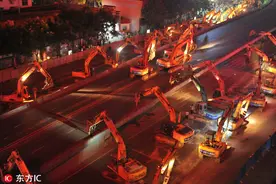 挖掘技术哪家强 深夜近百台挖掘机上路拆除立交桥场面壮观图片