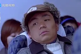 小伙第一次坐飞机大喊服务员：把窗户打开透透气，你是来搞笑的