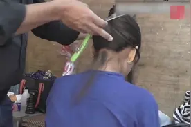 理发师将妹子脖子后的头发一点点剃掉后，看着清爽又自然！视频封面