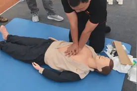 心唤醒基金讲师简格民先生手亲自教大家正确心肺复苏，人工呼吸！视频封面