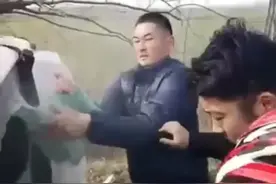 一起交通事故，伤者被困车内，生死关头，热心小伙徒手撕车窗玻璃救人，手上多处划伤仍忍痛救助。真英雄！视频封面