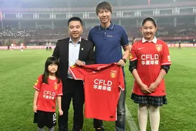 李铁现身秦皇岛奥体中心 出席告别仪式获赠球衣图片