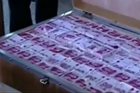 土豪用三千万现金追美女，在场所有人都吓懵了！视频封面