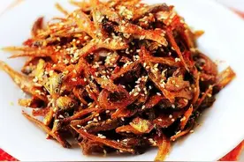 既能做下酒菜又能做零食的小鱼，在家也能做出来，配方在这里图片