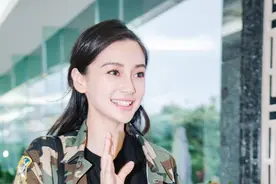 anglebaby军装照现身机场，青春美丽胜却新生小鲜肉无数图片