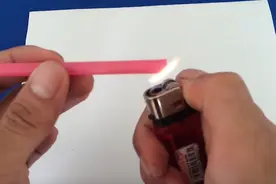 把塑料吸管贴在纸上，做出简单好看的画笔收纳工具图片