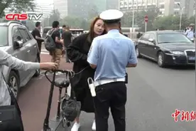 滑板车上路罚10元 被罚女子称坐地铁不安全视频封面