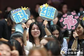 中国乒乓球公开赛-张继科帅气丢水瓶 引现场迷妹疯狂呼喊图片