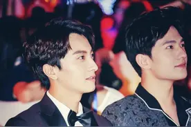 微微一笑中愚公正经起来不要太帅，网友说牛俊峰侧脸和杨洋好像图片