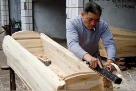 农村备好寿材跟上房梁一样隆重，要放鞭炮宴请四方。你能理解吗？图片