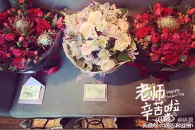 姚晨给土豆幼儿园老师送鲜花  让孩子学会感恩图片