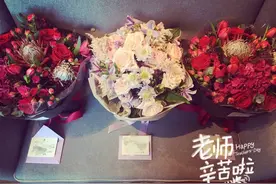 姚晨给土豆幼儿园老师送鲜花  让孩子学会感恩图片
