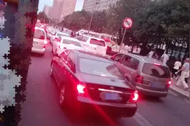 周董演唱会，青岛海尔路被堵得水泄不通！图片