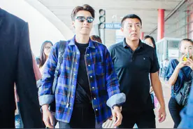 一脸傲娇！李易峰出征时装周蓝格外套帅炸图片