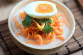 神奇的结合：豆浆胡萝卜拉面图片